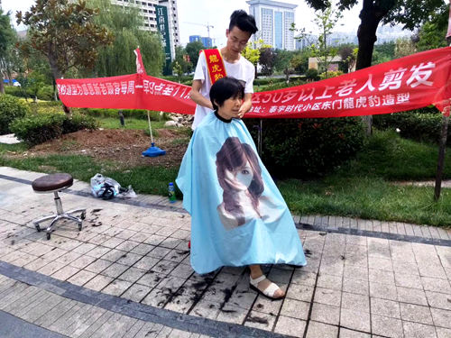 陜煤建設(shè)公司：社區(qū)來(lái)了義務(wù)理發(fā)隊(duì)　免費(fèi)理發(fā)暖人心