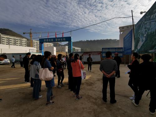 “新中國從這里走來”網(wǎng)絡(luò)主題活動媒體團(tuán)走進(jìn)陜煤建設(shè)礦建二公司車村項(xiàng)目部