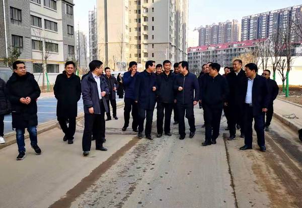 銅川礦業(yè)公司黨委書記、執(zhí)行董事劉水利一行蒞臨銅煤1#、2#住宅小區(qū)現(xiàn)場調(diào)研指導(dǎo)工作