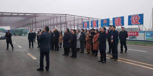 省人大代表觀(guān)摩團(tuán)一行到渭南南京金龍電動(dòng)車(chē)項(xiàng)目現(xiàn)場(chǎng)查看工程進(jìn)度