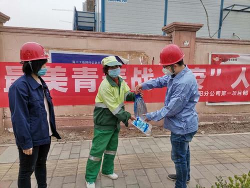 學(xué)雷鋒、展風(fēng)采，爭(zhēng)做最美青年“戰(zhàn)疫人”