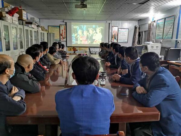 陜煤建設(shè)礦建二公司組織觀看“中國夢(mèng)·勞動(dòng)美”5·1特別節(jié)目