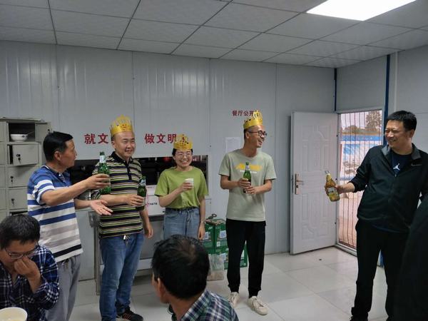 陜煤建設(shè)渭南分公司南京金龍項(xiàng)目部生日party正在進(jìn)行時