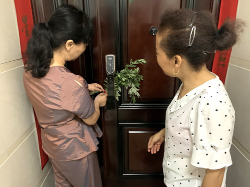 陜煤建設(shè)公司：龍灣水境小區(qū)物業(yè)開展“送艾草、迎端午”活動