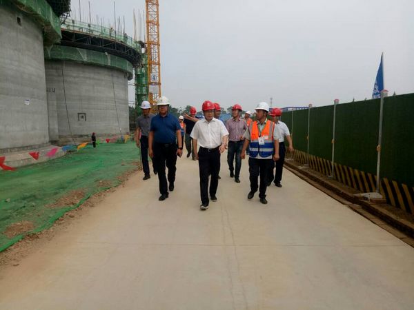 中儲糧西安分公司總經(jīng)理戴中文、新建項目領導小組組長王錄印蒞臨天工公司承建的中儲糧淺圓倉工地檢查指導工作