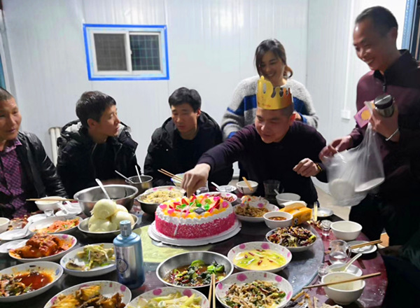 陜煤建設(shè)礦建三公司崔木項(xiàng)目部開展為職工過(guò)生日活動(dòng)