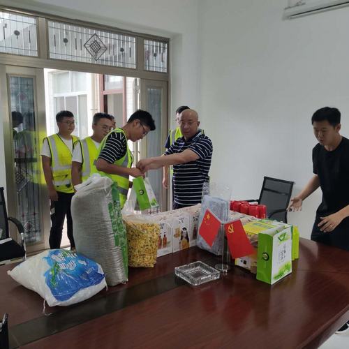 夏日送清涼，關(guān)懷暖人心