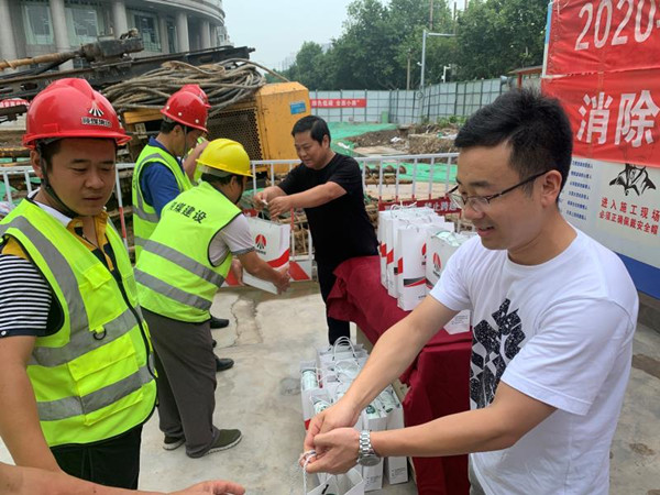 智慧泊車公司：夏日送清涼，關(guān)愛系深情