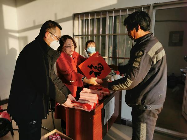 陜煤建設(shè)洗選煤運營公司澄合山陽運營項目部：迎新年 贈春聯(lián) 送祝福 暖人心