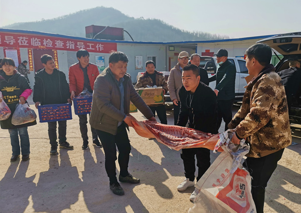 陜煤建設(shè)礦建三公司大年初一送“福”到工地！