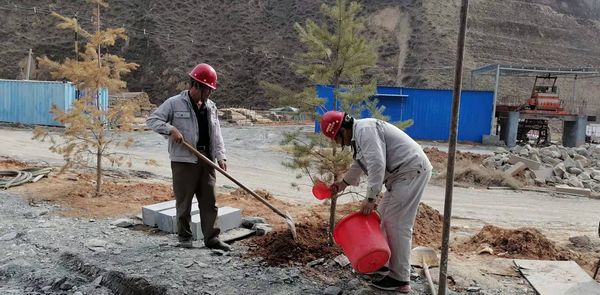 陜煤建設(shè)天工公司安裝三部開展“綠色施工、美化家園”義務(wù)植樹活動