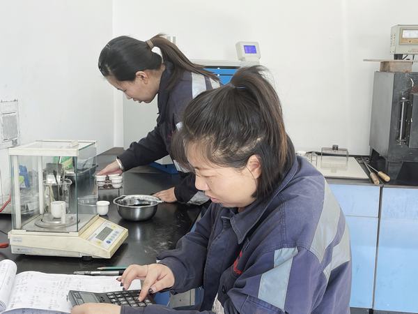 紅粉不嫌靛衣染，精測(cè)細(xì)析黑金成