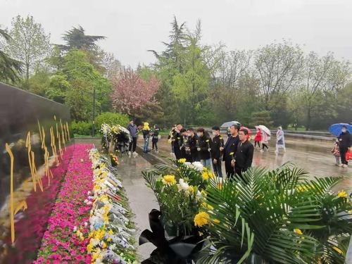 陜煤建設銅煤公司第二項目部黨支部開展“緬懷革命先烈、重溫革命歷史”主題黨日活動