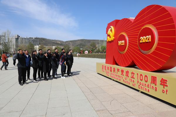 陜煤建設(shè)韓城分公司工會(huì)組織先進(jìn)職工赴紅色基地開(kāi)展黨史教育學(xué)習(xí)