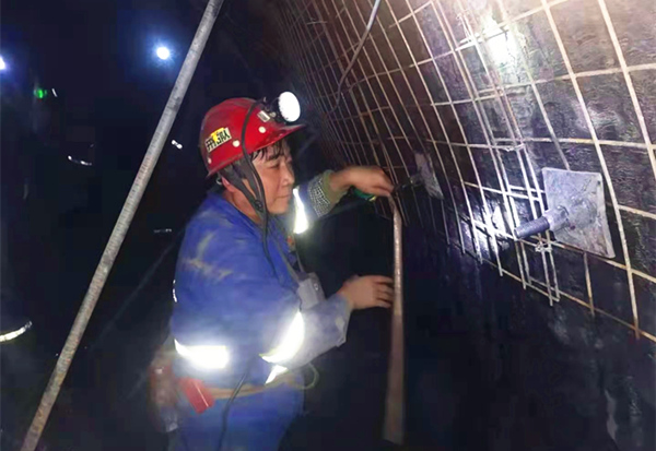 奉獻(xiàn)不言苦，追求無止境