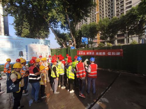 陜煤建設(shè)銅煤第二項(xiàng)目部開展為一線工人“送安全、送清涼、送健康、促和諧”活動(dòng)