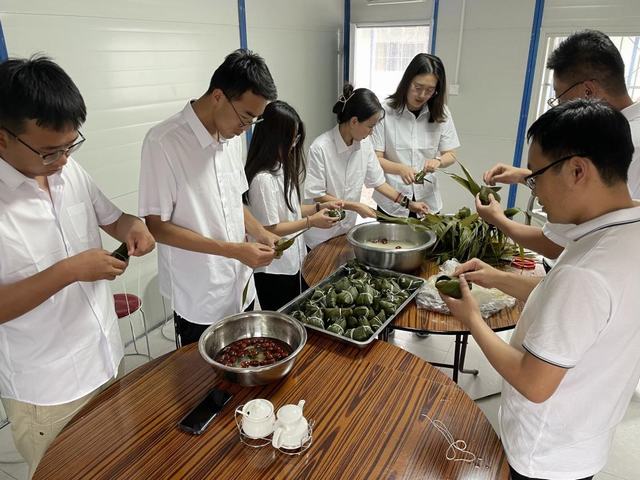 陜煤建設(shè)西北分公司開展“品味端午，傳承文明”包粽子活動