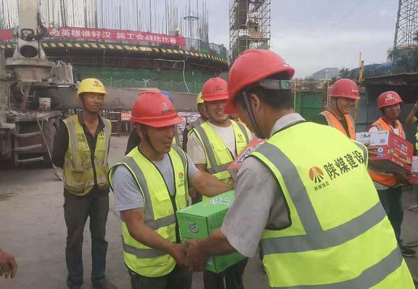 陜煤建設(shè)銅煤公司第二十一項目部開展慰問一線勞務(wù)工人為施工會戰(zhàn)助力加碼