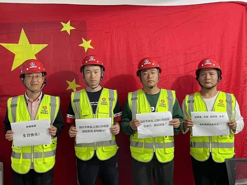 我和國旗合個影，曬出濃濃愛國情！