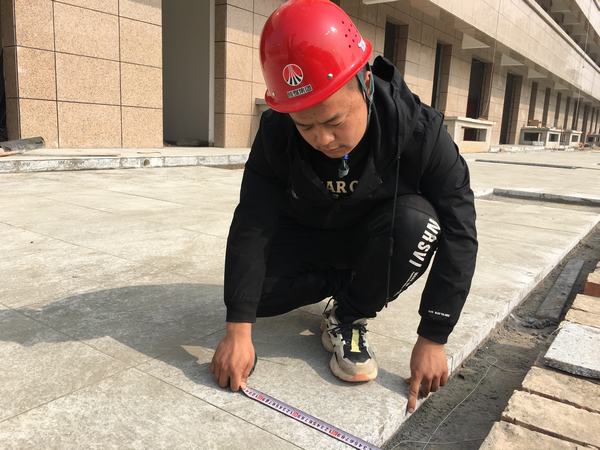 奉獻(xiàn)不言苦，追求無(wú)止境