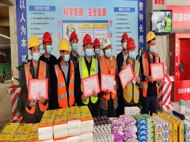 陜煤建設(shè)銅煤公司第十五項(xiàng)目部舉辦 “致敬最美勞動者”表彰大會