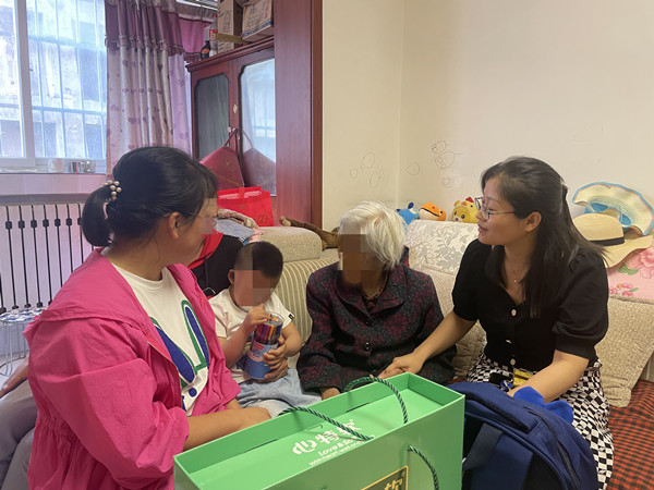 慰問留守兒童 真情灑滿人間