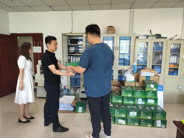 炎炎夏日送清涼，濃濃關(guān)愛沁人心