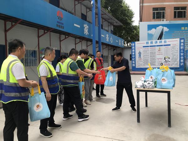 陜煤建設(shè)韓城分公司開展“送清涼進(jìn)一線，為職工辦實事”活動