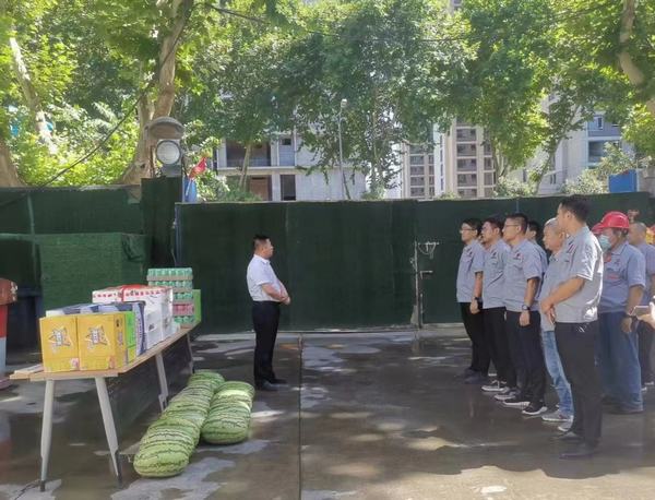 情系一線建設(shè)者 炎炎夏日送清涼