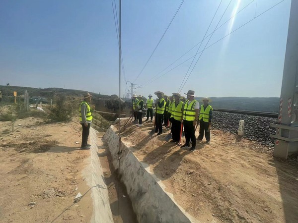 聞“汛”而動(dòng)，陜煤建設(shè)路橋分公司靖神鐵路項(xiàng)目部全力搶修水毀地段工程