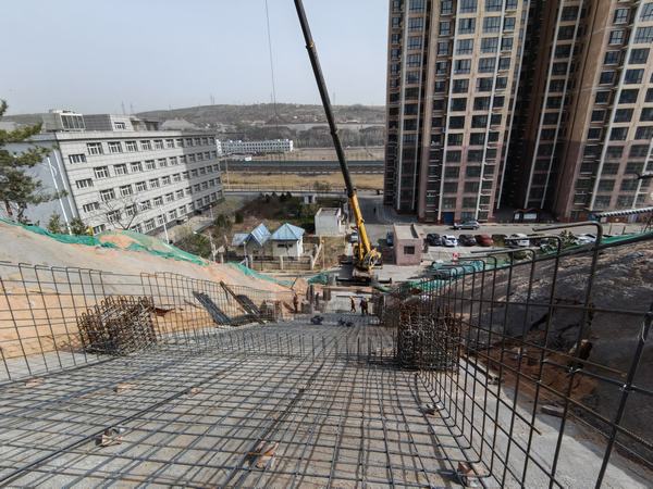 陜煤建設(shè)韓城分公司土建五項目部用實力攻克30°大斜坡施工項目