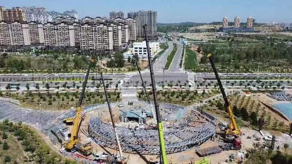 陜煤建設(shè)榆林公司科創(chuàng)新城同慧運(yùn)動公園項目廊架工程單片桁架順利完成首吊
