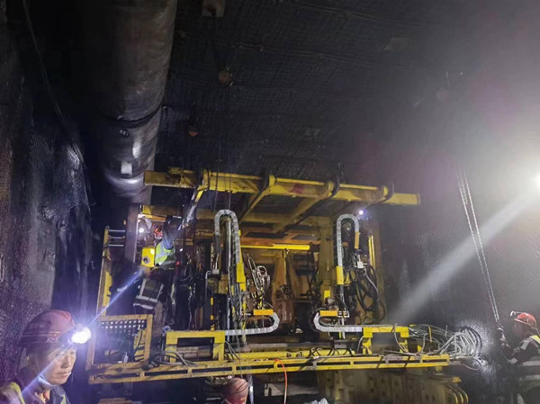 陜煤建設(shè)機(jī)電安裝公司小保當(dāng)項目部順利完成護(hù)盾機(jī)器人安裝