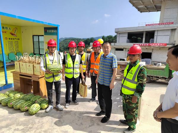 陜西王石凹煤礦工業(yè)旅游開發(fā)有限公司深入王石凹游客服務(wù)中心項(xiàng)目開展“送清涼”活動(dòng)