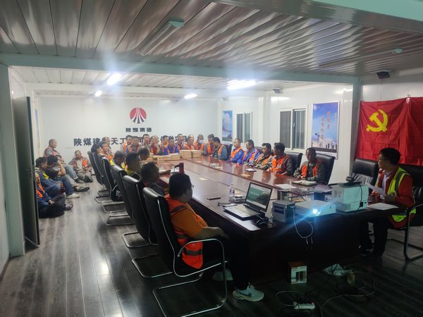 陜煤建設(shè)天工公司安裝一部：迎高溫、戰(zhàn)酷暑 確保汽車卸煤溝安裝工程如期交付