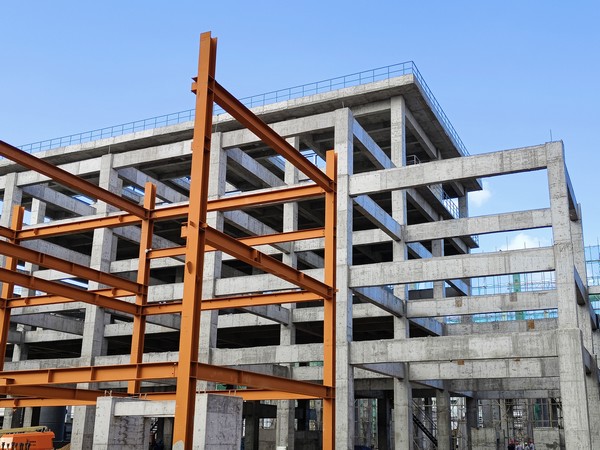 陜煤建設(shè)洗選煤運營公司第七項目部甲醇合成氣壓縮A土建施工工程順利封頂