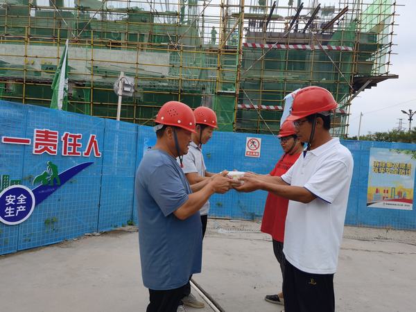 陜煤建設(shè)韓城分公司土建一項目部頂烈日送“清涼”綠豆湯帶“溫暖”