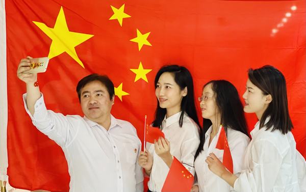 陜煤建設項目開發(fā)公司：“與國旗合影，身披榮光 ”