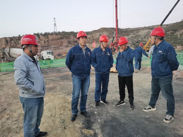 陜西新元潔能有限公司董事長(zhǎng)、總經(jīng)理范建林蒞臨陜煤建設(shè)天工公司檢查指導(dǎo)工作