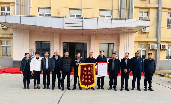 陜煤建設(shè)銅煤公司收到建設(shè)單位錦旗， 在建項(xiàng)目獲多方認(rèn)可