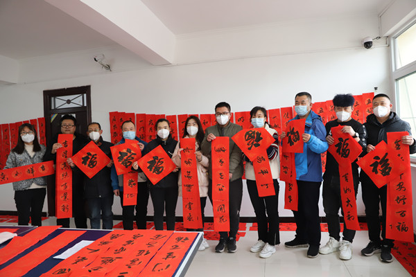 陜煤建設(shè)機(jī)電安裝公司開展“迎新納福”送春聯(lián)活動(dòng)