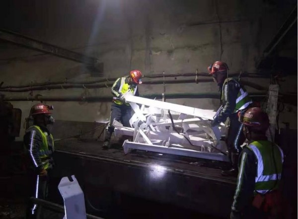 陜煤建設(shè)機(jī)電安裝公司順利完成小保當(dāng)二號礦132204膠運(yùn)順槽帶式輸送機(jī)安裝