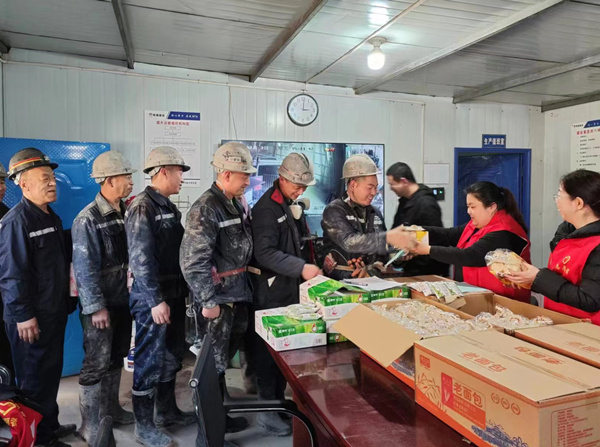 陜煤建設(shè)礦建三公司：當(dāng)“三八節(jié)”遇上“雷鋒日”，綻放最美志愿紅