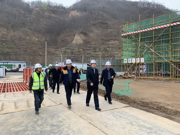 陜西彬長集團(tuán)有限公司董事長、黨委書記一行蒞臨陜煤建設(shè)天工公司承建的儲煤倉工地檢查指導(dǎo)工作