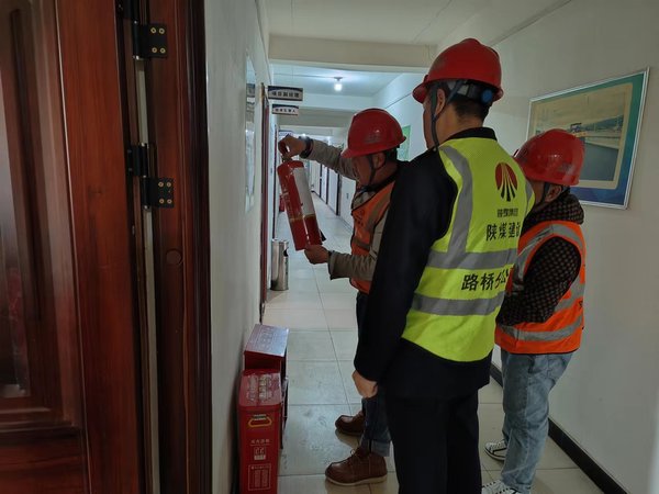 陜煤建設(shè)路橋分公司人勤春早	“充電”忙