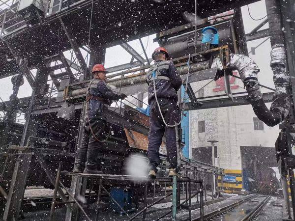 陜煤建設(shè)洗選煤運營公司檸條塔運營項目部：“斷崖式”降溫，工人“白頭”力保生產(chǎn)