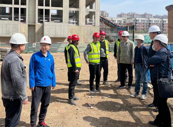 包頭市住建局質(zhì)量科科長付宇一行蒞臨中潤府一期項(xiàng)目工程檢查指導(dǎo)工作