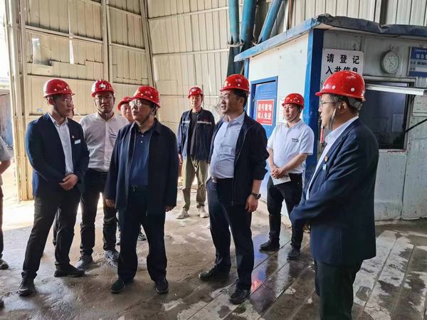 陜煤股份有限公司常務(wù)副總經(jīng)理李孝波、彬長(zhǎng)礦業(yè)有限公司總經(jīng)理焦小年蒞臨陜煤建設(shè)礦建二公司第一項(xiàng)目部檢查指導(dǎo)工作