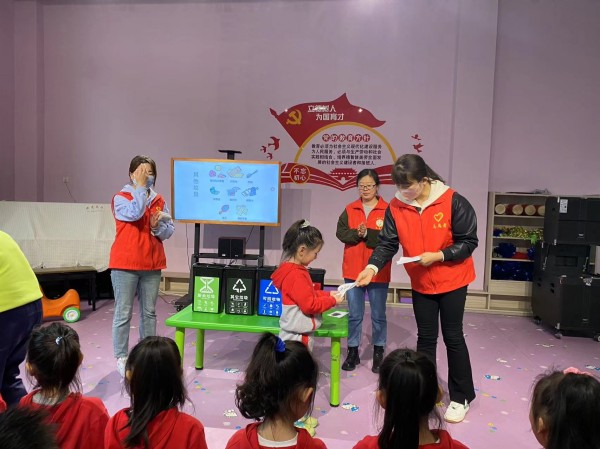 陜煤建設機電安裝公司垃圾分類進校園爭做環(huán)?！靶∵_人”