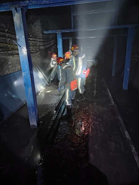 陜煤建設(shè)機電安裝公司涌鑫項目部順利完成安山煤礦皮帶安裝工程并正常運轉(zhuǎn)